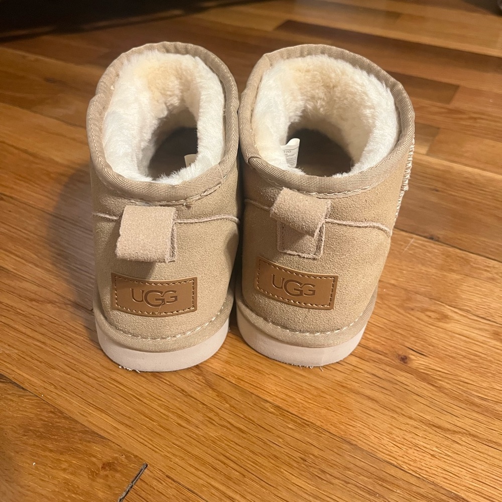 UGG tan Shorties